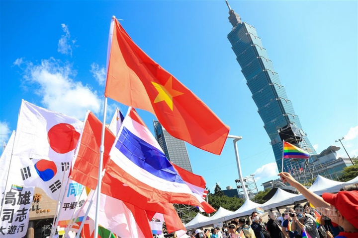 台灣成為亞洲第1個同性婚姻合法國家後再創新紀錄，2025世界同志遊行將在台灣舉行，這也是這個遊行首次在東亞地區舉辦