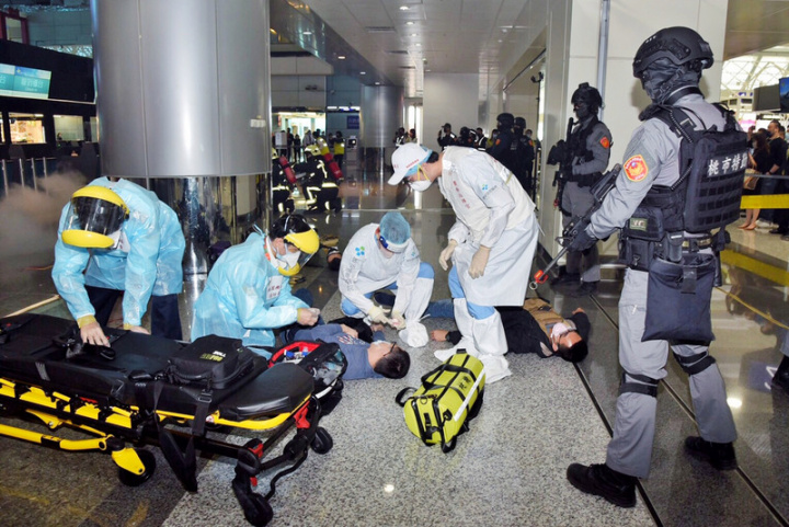 桃園國際機場15日舉辦重大人為危安及恐怖攻擊應變演習，模擬暴徒在桃園機場航廈引爆炸彈造成多人受傷，機場消防救護團隊趕往救護傷患及後送。（桃園國際機場公司提供）