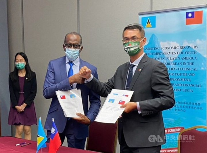 Ambassador Peter Chen (right) and St. Lucia Prime Minister Philip J. Pierre. Photo courtesy of Taiwan's embassy in St. Lucia
