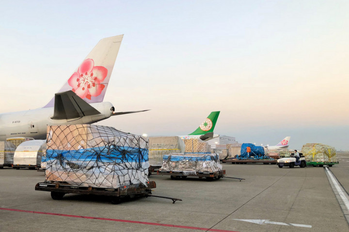 桃園國際機場公司2日表示，今年1至9月貨運量已達207萬公噸，較去年同期增加25.3%，後續在5G等遠距商機持續帶動高科技產品出口，加上歐美耶誕及新年假期將至，海運塞港缺櫃缺工狀況未緩解，導致「貨物由海轉空」轉單效應持續，以及國籍航空陸續引進貨機擴大運能等因素影響下，貨運熱絡持續成長。