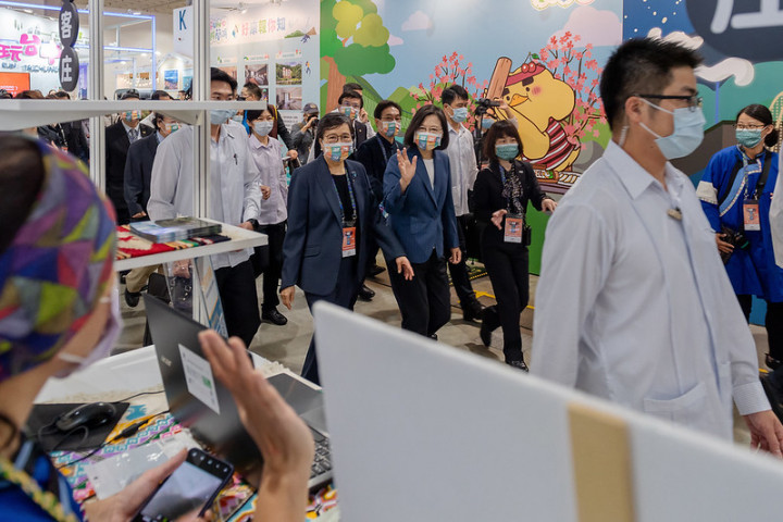 總統在主辦單位陪同下參觀展館