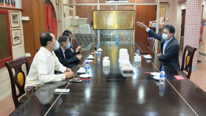 駐汶萊代表處捐贈汶萊騰雲殿屋頂琉璃瓦修繕基金及製氧機