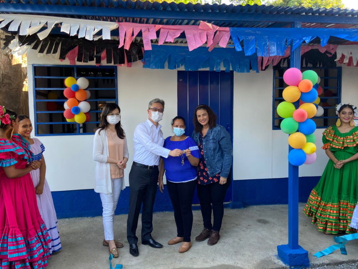 李大使岳融夫婦（左2、1）與尼京市長Reyna Rueda（右）共同捐交受益戶Ruth Delmira Hernández Reyes新居鑰匙