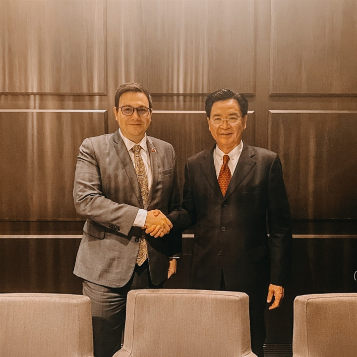 捷克海盜黨的利帕夫斯基（左）對台灣相當友好，上任外長後可望調整中國政策
