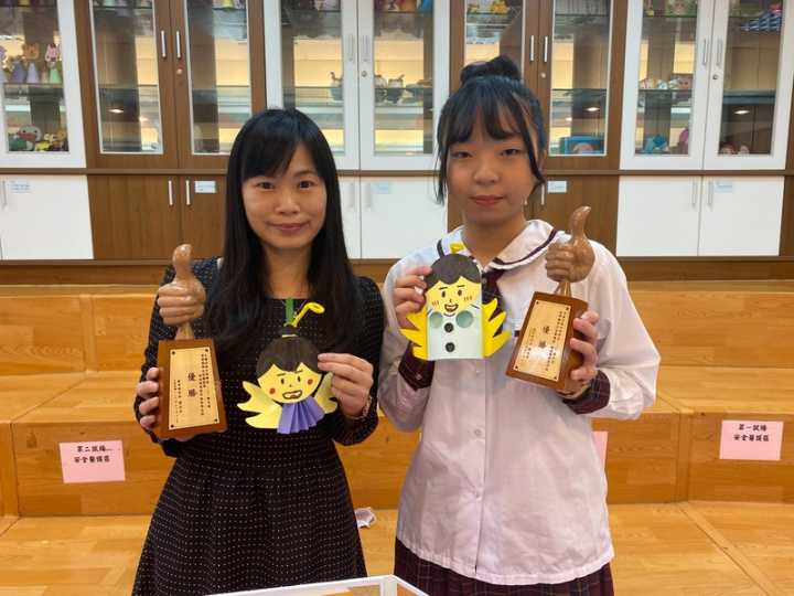 新竹市光復中學幼保科高三學生劉蕙儀（右）代表學校參加110年全國高級中等學校家事類學生技藝競賽，獲得幼兒教具製作組全國優勝