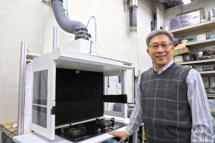 台灣科技大學機械工程系講座教授黃榮芳透過專利或技術協助解決室內外空氣污染，獲頒科技部「傑出特約研究員」。（台科大提供）