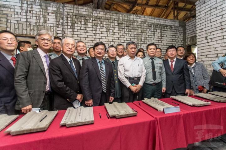 軍醫局局長陳建同中將、臺北市市長柯文哲及與會貴賓們合影。