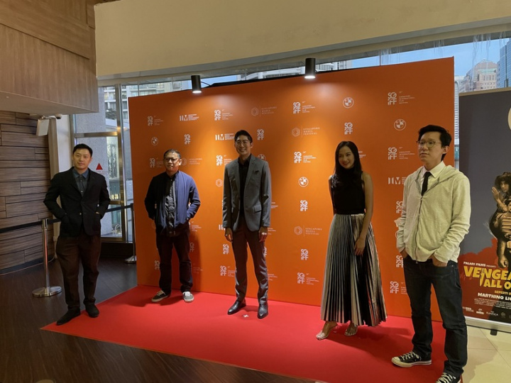 新加坡國際電影節25日起跑，開幕片為印尼導演愛德溫（Edwin）執導的「我復仇，你付錢」。圖為愛德溫（左2）等人出席開幕式活動。
