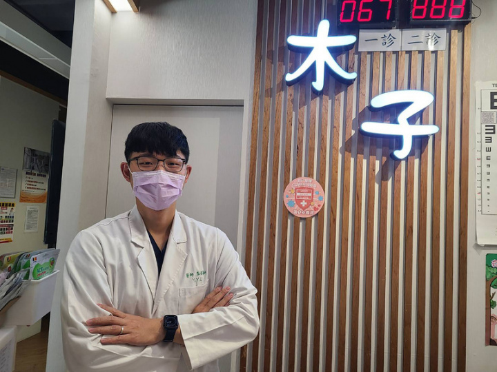 木子診所院長李懿耘（圖）表示，7月中桃園大園國中接種站成立在即，鄰近大醫院自顧不暇，附近又多是一人診所，無人能承接大型接種站工作，他和妻子、診所團隊討論後，決定臨危受命，扛下大園高中接種站的龐大接種量。