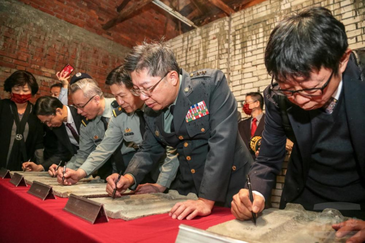 軍醫局局長陳建同中將與貴賓們在屋瓦上簽名留念。