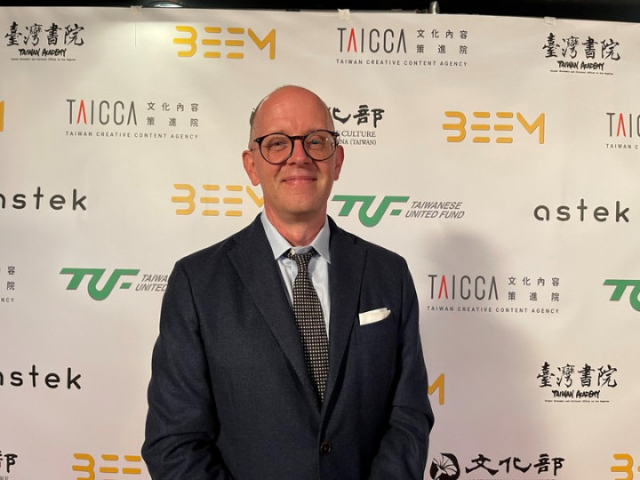 第三屆台灣電影雙年展策展人蒙哥馬利（Douglas  Montgomery）指出，韓國電影「寄生上流」、影集 「魷魚遊戲」跨過字幕門檻，在美國走紅，代表只要 能說出好故事，就能讓觀眾入迷。