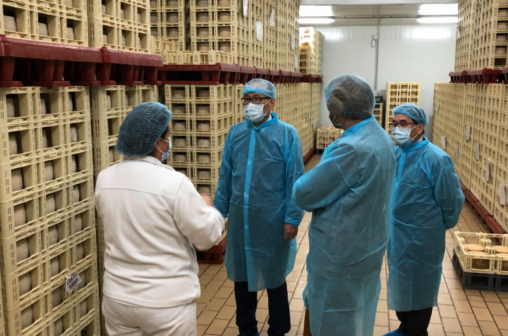 劉德立於演講後進行參訪