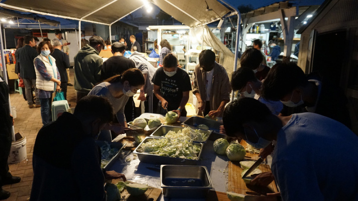 台灣僑胞創立的「饅頭基金會」在洛杉磯行善10年，每個星期邀集志工製作便當，發送給市區的遊民。