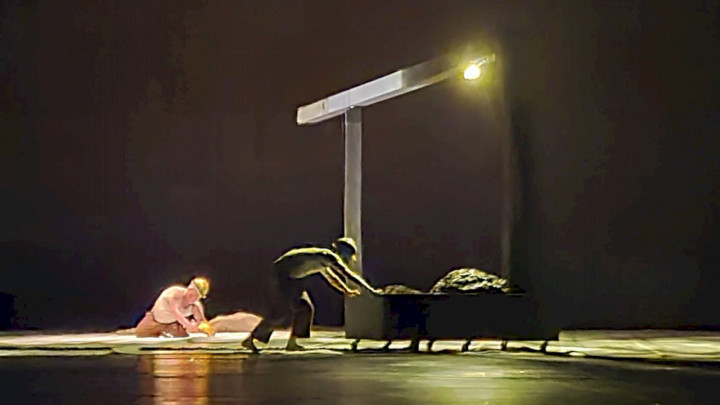 河床劇團首度登上國家戲劇院的魔幻寫實作品《被遺忘的》，是以台灣昔日礦災事件作為創作基底，反思當前全球勞工處境。