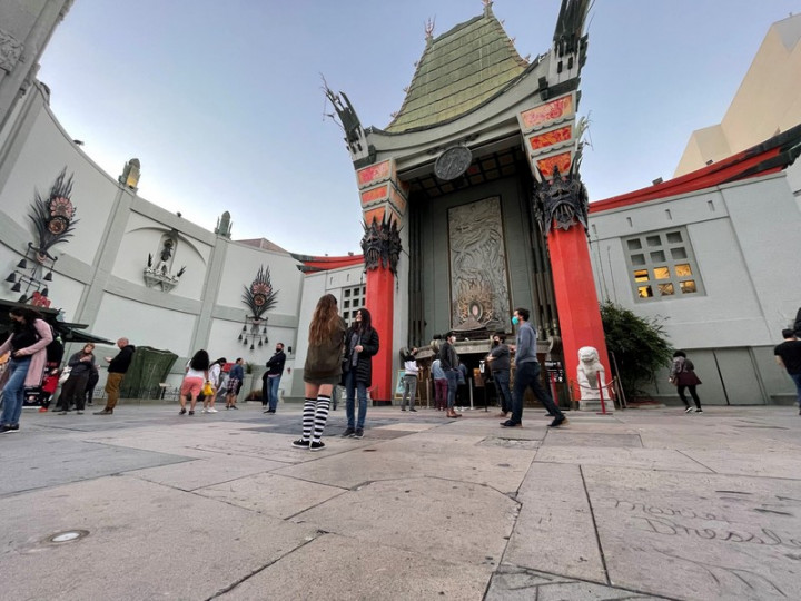 第三屆台灣電影雙年展在洛杉磯最具代表性的地標建 築好萊塢中國戲院（TCL Chinese Theatre）揭幕。此 地緊鄰奧斯卡頒獎典禮場地、好萊塢星光大道，是熱 門觀光景點。