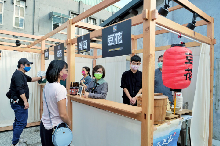 「WE PLUS 大溪木博館全面開館」活動將持續到12月12日，集結大溪職人群及街角館夥伴，辦理7場市集、10場工藝體驗課、8場物產職人體驗、5家街角館成果展、假日還有定時導覽及木藝小學堂，以及22家大溪街角館串連響應。