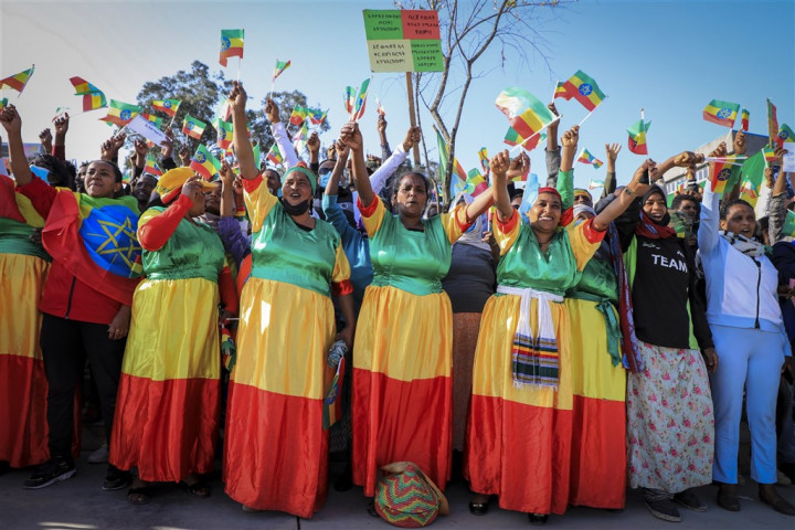 數以萬計的衣索比亞民眾7日在首都集會，力挺總理阿比的政府。