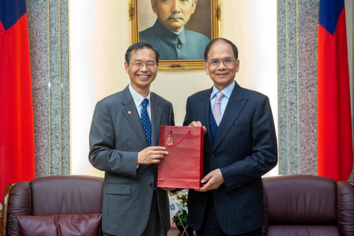  立法院長游錫堃（右）4日接見將卸任的駐台北韓國代表部代表姜永勳（左）時表示，希望他回國後持續協助，讓台韓關係更親近。（立法院提供）