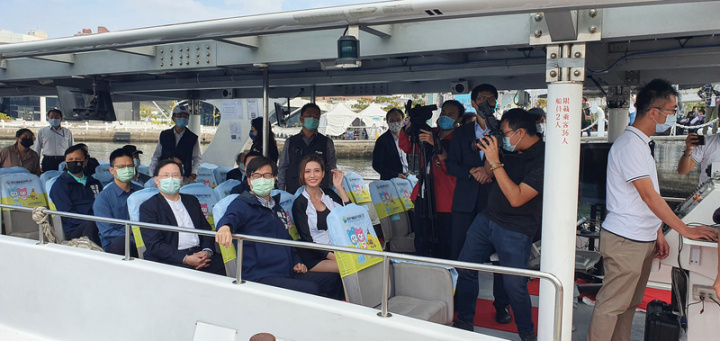 高雄愛河灣27日起舉辦海洋派對系列活動，高雄市長陳其邁（前左4）上午與活動嘉賓們搭乘全台首艘智慧駕駛無人船抵達會場。