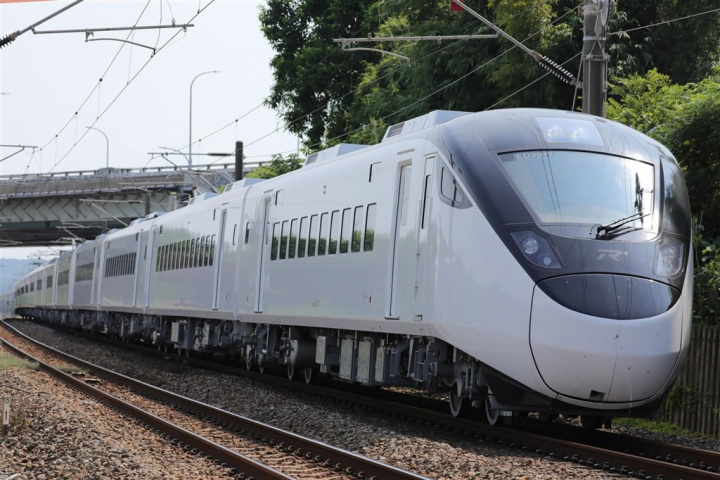 台鐵共購買600輛EMU3000新城際列車，每組1列為12個車廂，每列設有1個商務車廂，將優先投入東部幹線服務。（圖取自facebook.com/TaiwanRailwayAdministration）