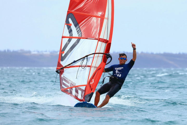 2021澎湖冬季風浪板公開賽與風箏浪板錦標賽12日同在澎湖馬公海域熱鬧開幕，比賽受疫情影響一直順延至今才舉行，各路好手把握機會同場競技、力拚佳績。（澎湖帆船協會提供）