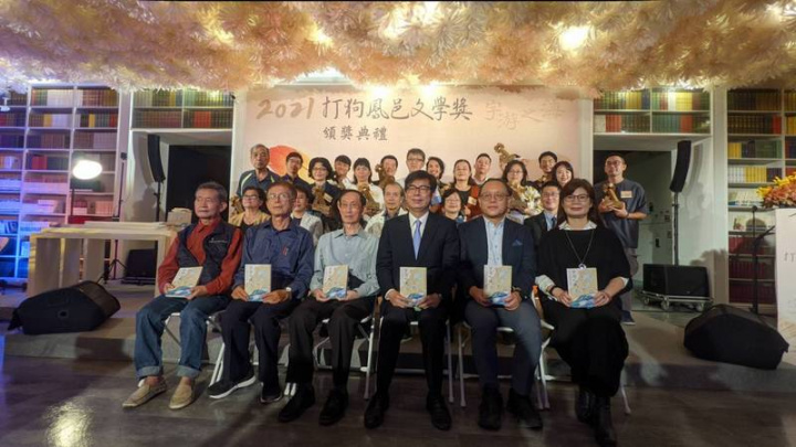 2021打狗鳳邑文學獎21日舉行頒獎典禮，共收803件作品破歷年紀錄，高雄市政府文化局透過新聞稿表示，評審委員們認為今年參賽作品量多且質高，題材豐富多元，且具強烈的南方特色，形成一種不同於其他文學獎的「氣口」