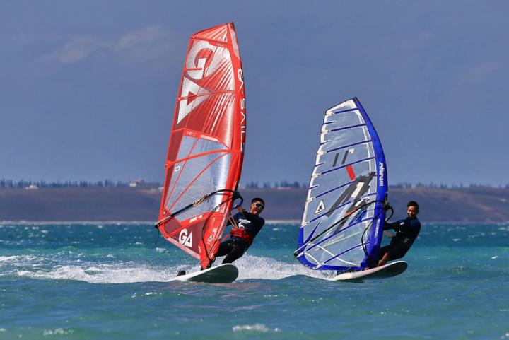 2021年澎湖冬季風浪板公開賽12日在馬公正式開幕，來自國內外選手們在最佳海域與風速加持下大展身手。（澎湖帆船協會提供）