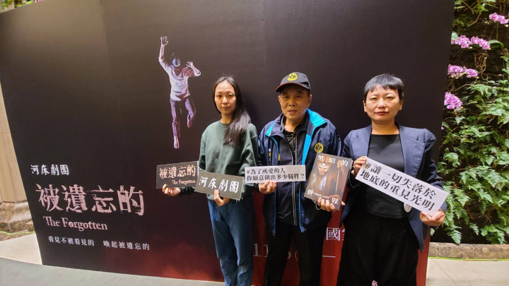 當了一輩子礦工的周朝南(中)看了《被遺忘的》，忍不住激動落淚，感謝劇團為他們昔日礦工留下記錄。左為副導演田孝慈、右為製作人兼團長葉素伶。