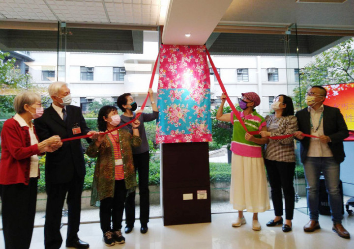 紀念「台灣乞丐之母」日裔慈善家施照子（本名清水照子）的台灣女性文化地標，6日在台北市萬華區老人養護機構愛愛院揭幕，衛福部次長李麗芬（右2）、台北市長黃珊珊（左4）和台灣女性文化地標總策畫陳秀惠（右3）等人共同揭牌。（陳秀惠提供）