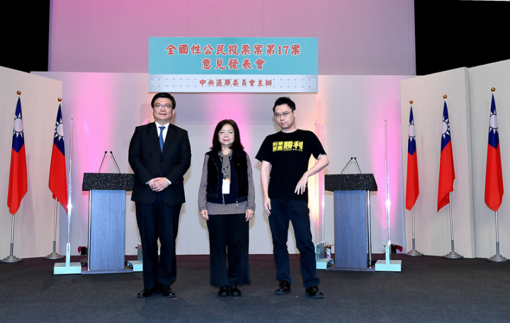 中選會13日舉辦四大公投首場意見發表會。圖為第17 案重啟核四公投正方代表公投領銜人黃士修（右）、 反方代表經濟部次長曾文生（左）、主持人中選會委 員黃秀端。（中選會提供）