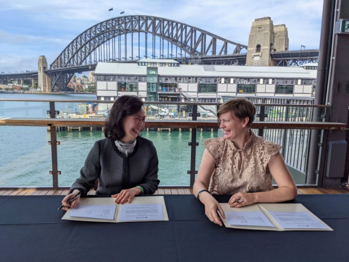 駐雪梨辦事處長范惠君（左）代表文化部與雪梨雙年展執行長芭芭拉•摩爾（Barbara Moore）22日在雪梨沃許灣藝文特區（Walsh Bay Arts Precinct）簽署合作協議。