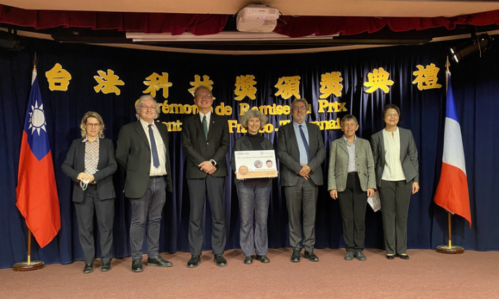 第23屆台法科技獎頒獎典禮24日於駐法代表處舉行，由駐法代表吳志中（左3）、法蘭西自然科學院院長佛蘭德倫（右3）及院士艾森斯坦（右2）共同主持。在代表處科技組組長林靜怡（右1）介紹下，頒獎給得獎團隊中一位得獎人法國國家科學研究中心資深研究員杜夏尼（中）。