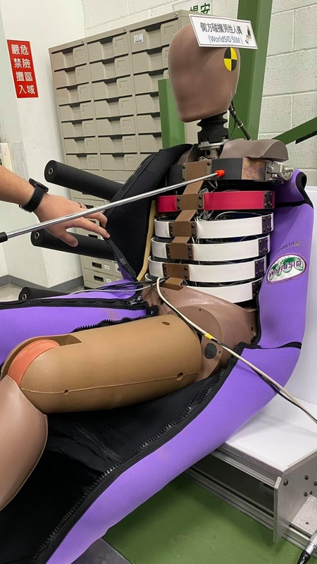 交通部推動新車安全評鑑制度，自美國進口測試所需的各種專用人偶，不同檢測項目使用的人偶也不同，例如座椅鞭甩用的人偶，就是針對碰撞時，在反作用力下，測試座椅可提供頸部保護力的程度。（交通部提供）