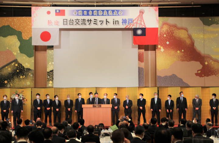 第7屆台日交流高峰會12日在日本兵庫縣神戶市登場，10月傳出遭中國駐大阪總領事館人員要求停辦後，報名人數反而達510人，創新高。會中決定下屆由高知縣舉辦，圖為高知縣議員。