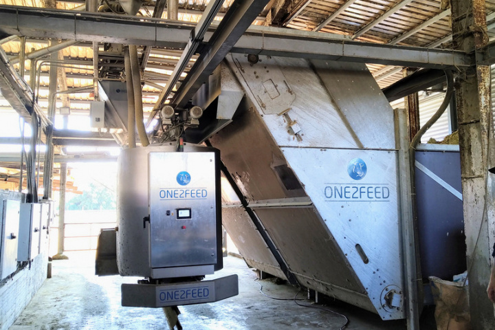 台南市農業局協助佳里區梅桂牧場引進全自動智慧餵食機，18日公開展示自動餵飼、拌料流程，可有效改善傳統餵飼耗費人力問題