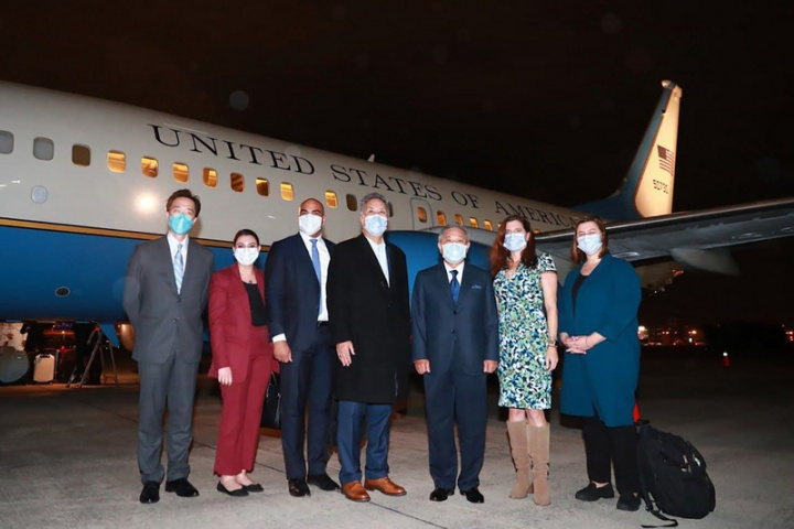 美國聯邦眾議員高野（中）率領訪問團25日搭乘美國行政專機訪台，圖為訪團成員抵達時與外交部接機人員於行政專機前合影。（外交部提供）