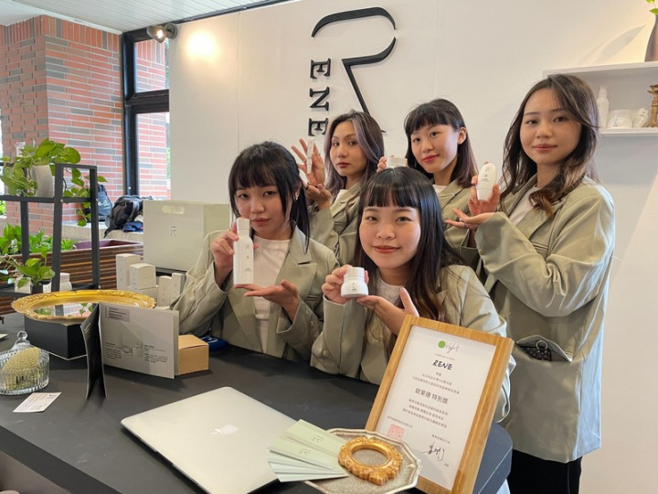 弘光科技大學化妝品應用系學生蒐集哈密瓜皮、豆渣、草莓花萼等多種素材，萃取為亮點原料研製各式保養品、身體清潔組配方。