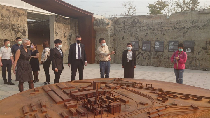 Patrick Rumlar (center, in black face mask), head of the Czech Economic and Cultural Office, visits the HEITO 1909 park in Pingtung County in March. Photo courtesy of Pingtung County government