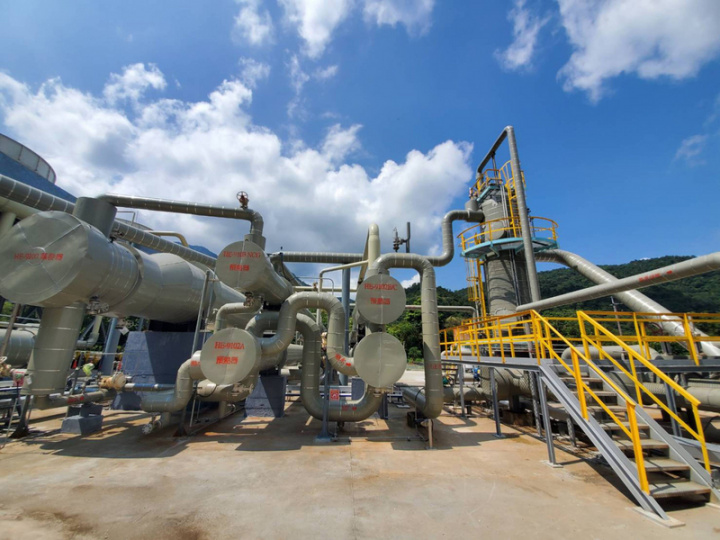 位於宜蘭縣大同鄉和三星鄉交界處的清水地熱發電廠已獲經濟部能源局核發的地熱電廠電業執照，23日將啟用，為國內唯一商轉的地熱發電廠，每小時平均發電量可供1萬戶小家庭使用。（宜蘭縣政府提供）