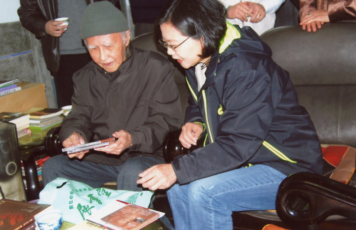 今年適逢已故作曲家郭芝苑（左）百歲冥誕，系列紀 念音樂會即將開跑，總統蔡英文（右）也親自錄製影 片致敬。圖為2011年間蔡總統赴音樂家郭芝苑位於苗 栗苑裡的住處拜訪（文總提供）