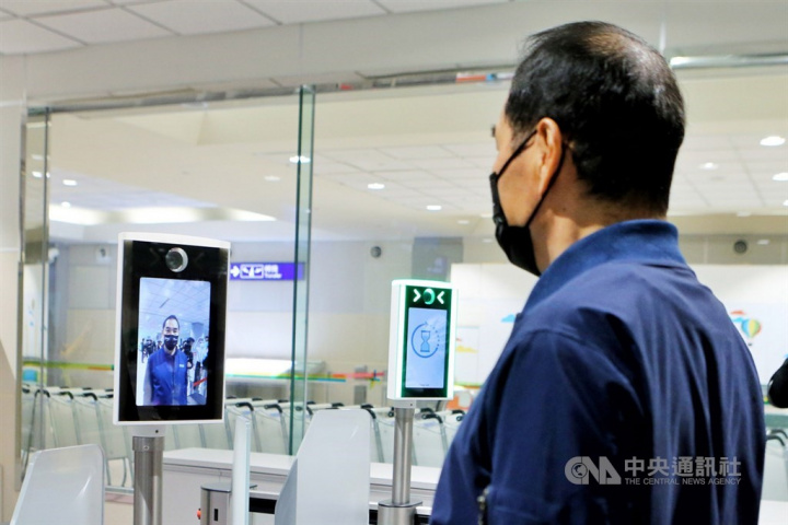 TIAC President Jerry Dan tests the "One ID" system at a boarding gate Tuesday. CNA photo Nov. 23, 2021