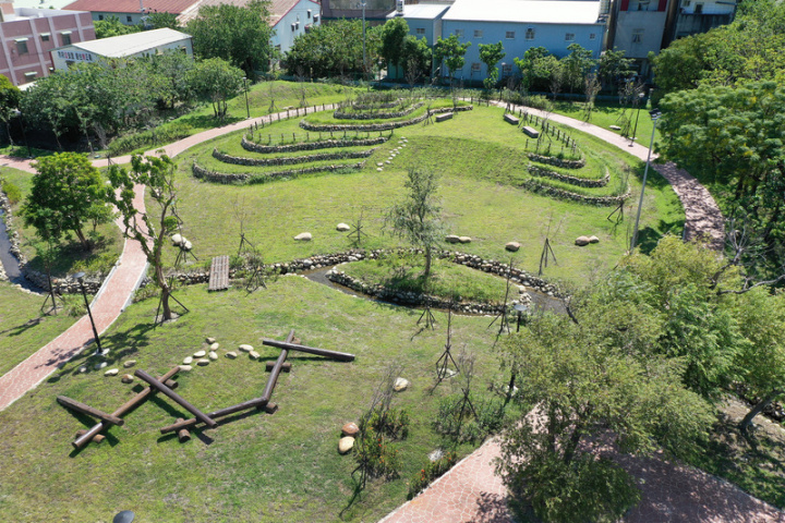 新北市客家事務局17日表示，今年收回三峽客家文化園區周邊遭民眾占用土地，結合三峽茶山及藍染在地元素，重新打造生態景觀工程的「新北哈客樂園」，預計21日啟用。（新北市客家事務局提供）