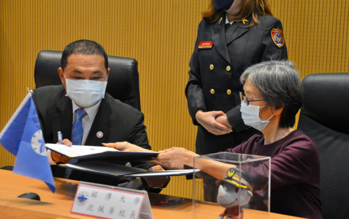新北市長侯友宜（左）19日與銘傳大學校長沈佩蒂（右）共同簽署合作備忘錄，銘傳未來將協助新北「緊急應變指揮學院」開設學分與學位課程，成為基層指揮人員培訓中心。
