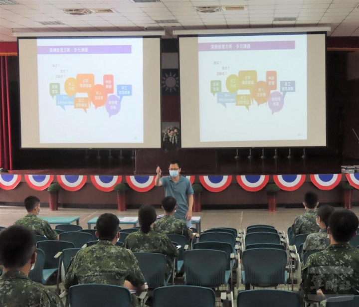 陳助理教授以五大管理職能工具，實施教學研討。（通訓中心提供）