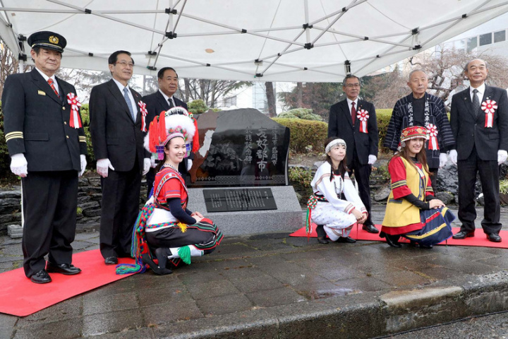 為紀念與花蓮市締盟友好城市2週年，日本盛岡市特別打造紀念碑，22日舉行揭幕活動，還安排3名日本女孩穿著阿美族、太魯閣族以及撒奇萊雅族等台灣原民服飾參與