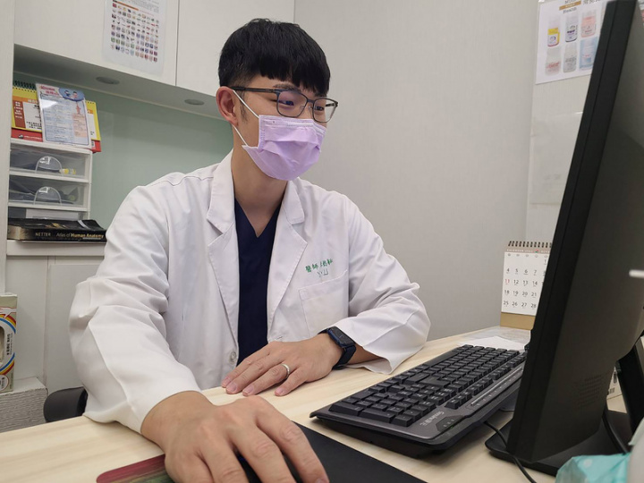 COVID-19本土疫情，許多診所面臨營運寒冬，木子診所院長李懿耘（圖）和護理師妻子劉芷瑄臨危受命，扛下大型接種站任務，4個多月施打超過1.5萬劑疫苗。