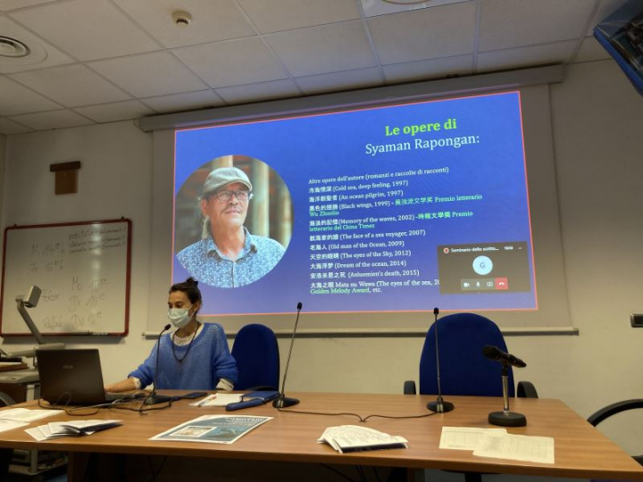 羅馬第三大學外國語文學系博士生Martina_Renata_Prosperi簡介文學家夏曼‧藍波安生平、創作風格與《老海人》小說核心概念，並擔任講座口譯。