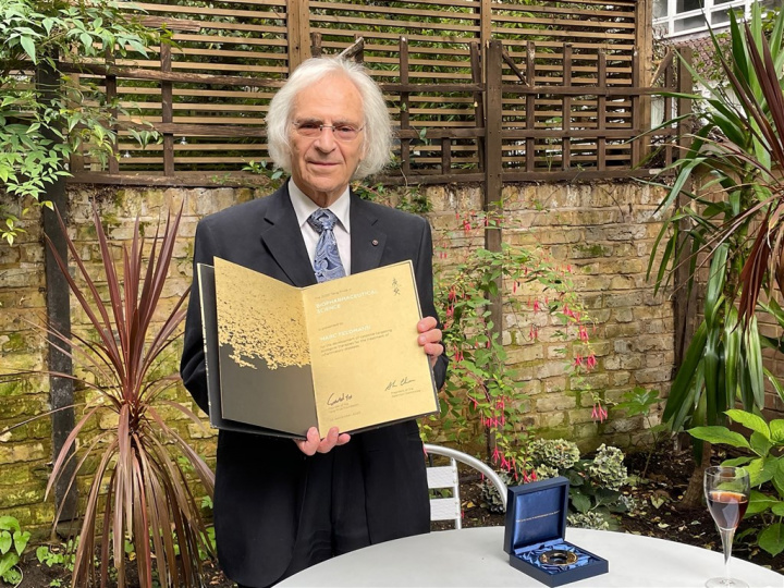 Marc Feldmann holds his Tang Prize certificate. CNA photo Nov. 24, 2021