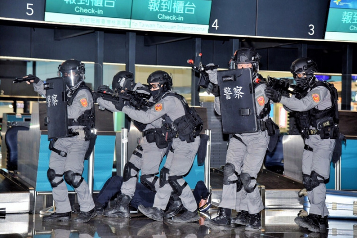 桃園國際機場15日舉辦重大人為危安及恐怖攻擊應變演習，並以聯防觀念擴大與警政署辦理，模擬暴徒持槍挾持旅客，警方出動保一總隊維安特勤警力及桃園市特警支援下，最後制伏暴徒並順利救出人質。（桃園國際機場公司提供）