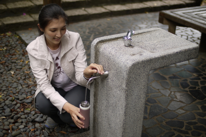 台北自來水事業處30日指出，配合中央流行疫情指揮中心調整防疫措施，12月1日重新開放直飲台共601座，包含捷運站內135座及公園等處，提醒民眾自備環保水壺，以利裝水飲用。（北水處提供）